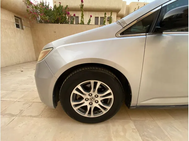 Car image 9