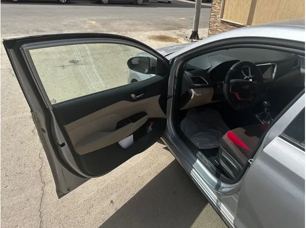 Car image 10