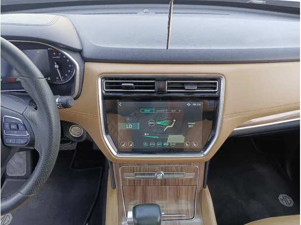 Car image 18