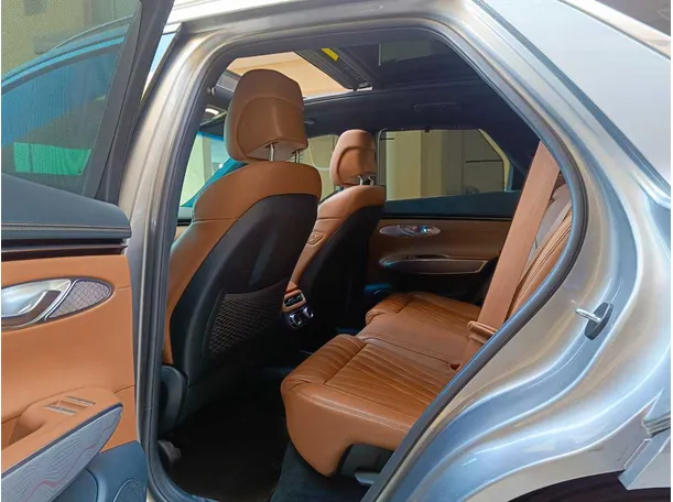 Car image 19