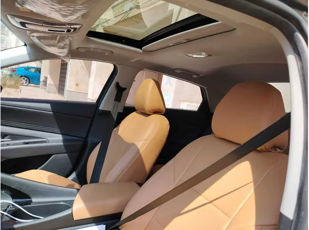 Car image 14
