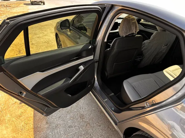 Car image 14