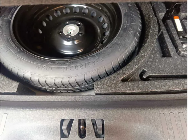 Car image 30