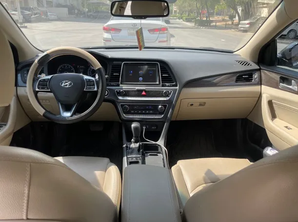 Car image 18