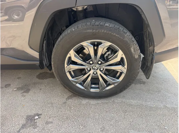 Car image 9
