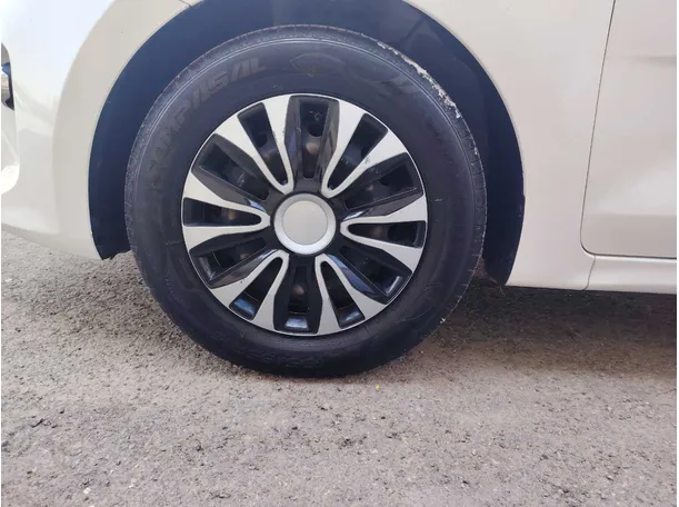 Car image 10