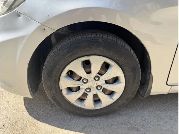 Car image 9