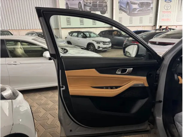 Car image 8