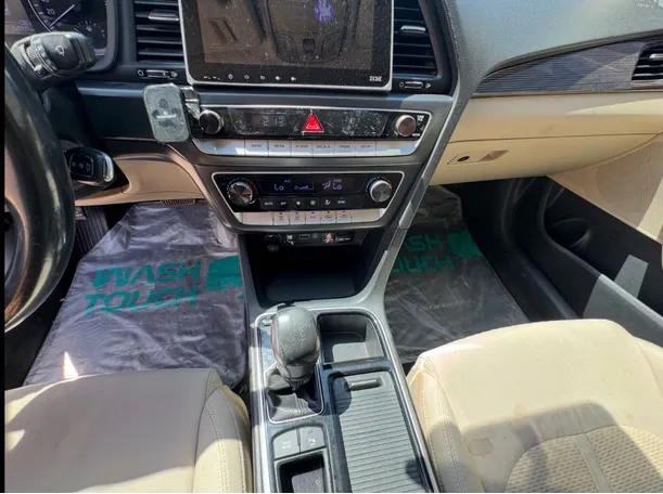 Car image 16