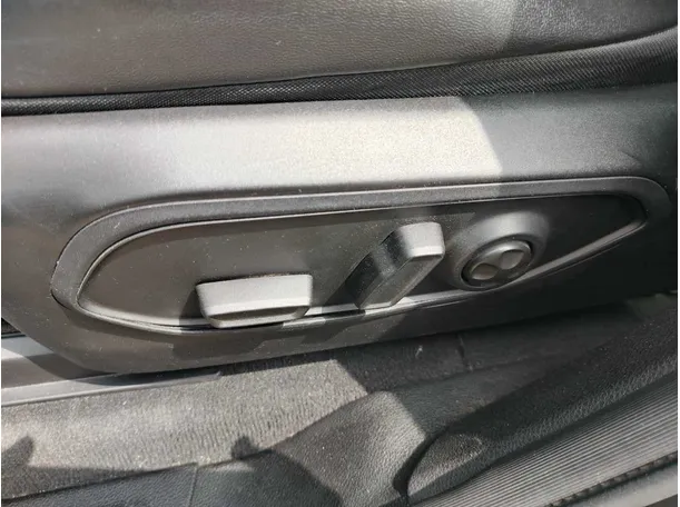 Car image 30