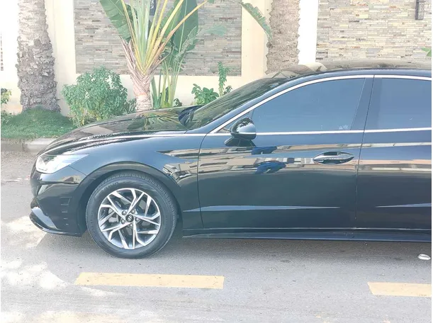 Car image 9