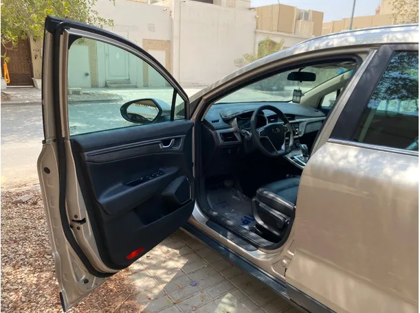 Car image 10