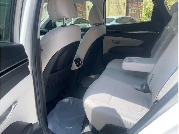 Car image 16