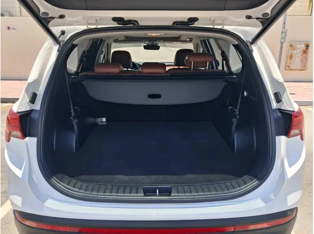 Car image 19