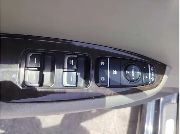 Car image 28