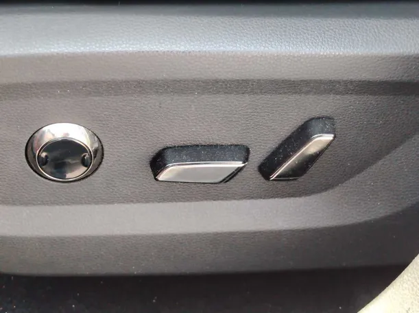 Car image 32