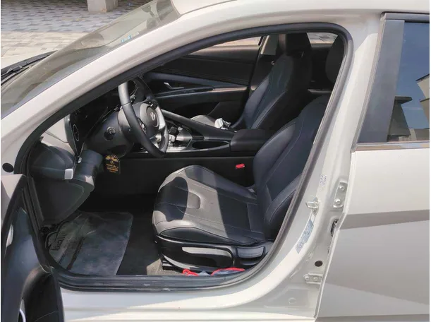 Car image 12