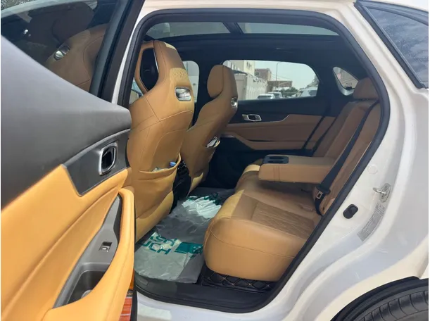 Car image 13