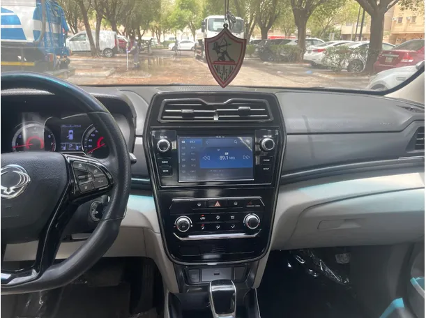 Car image 19