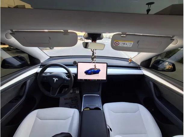 Car image 18