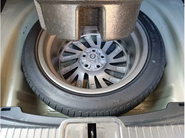 Car image 37