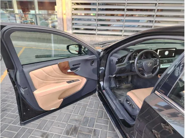 Car image 12