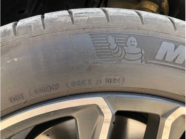 Car image 27