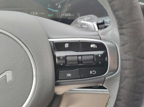 Car image 30
