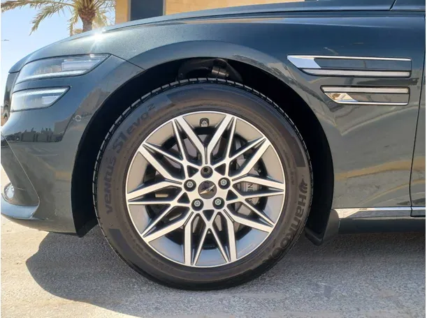 Car image 9