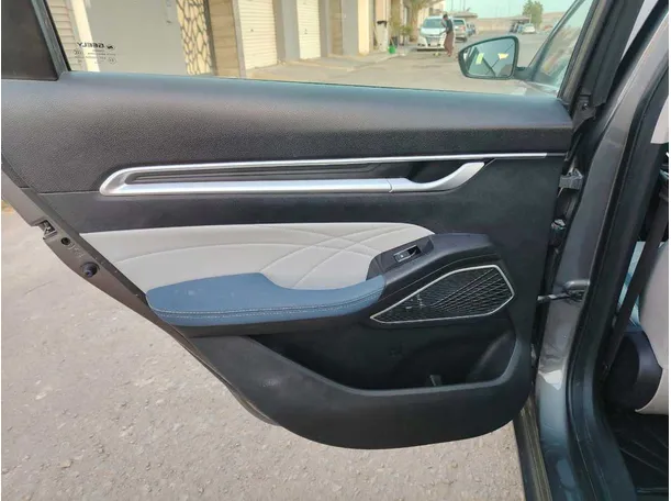 Car image 15