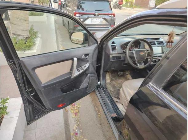 Car image 12