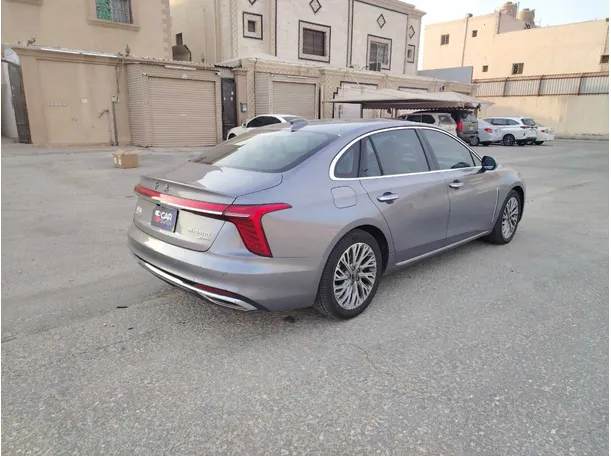 Car image 5