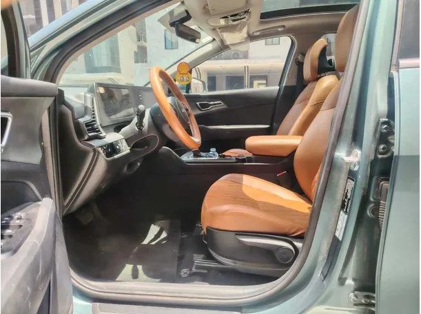 Car image 14