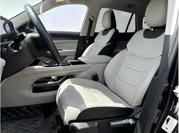 Car image 12