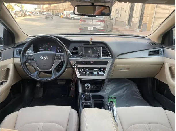 Car image 18