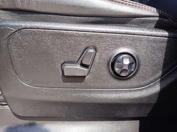 Car image 32