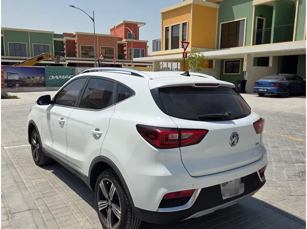 Car image 4