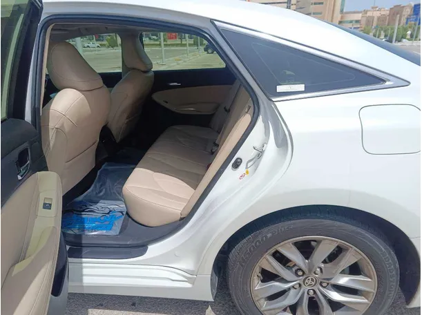 Car image 18