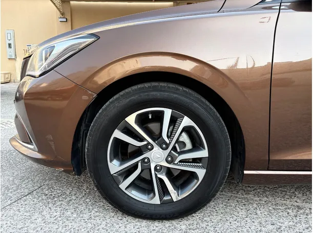 Car image 9