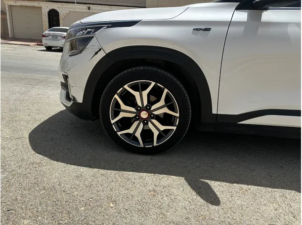 Car image 9