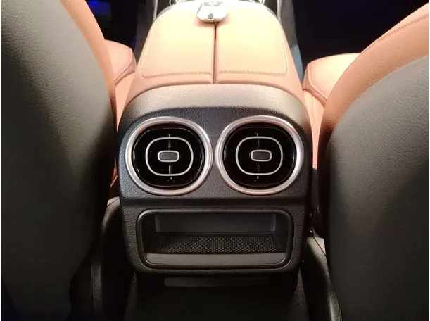 Car image 32