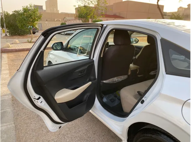 Car image 12