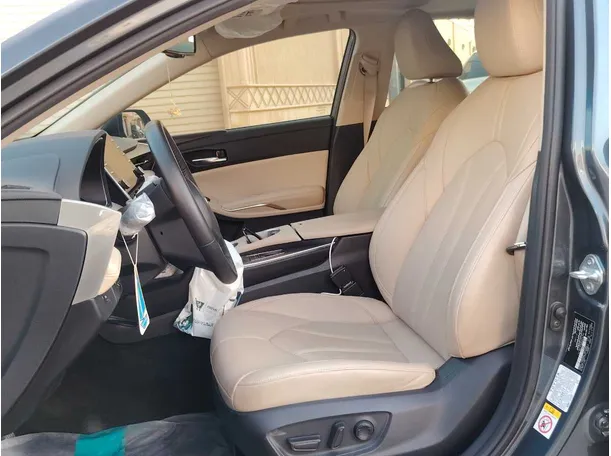 Car image 12