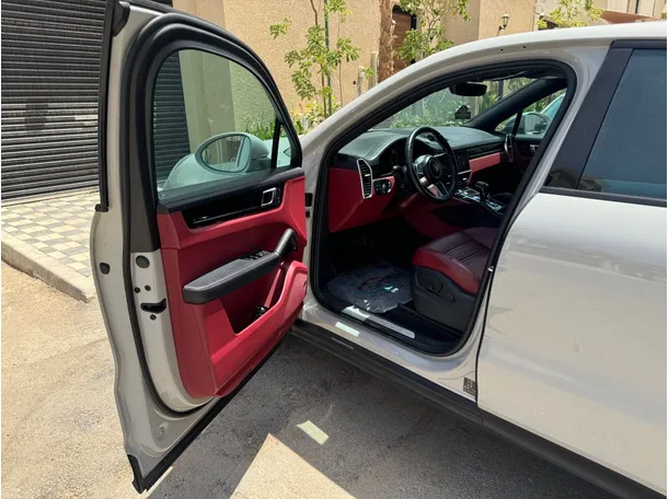 Car image 10