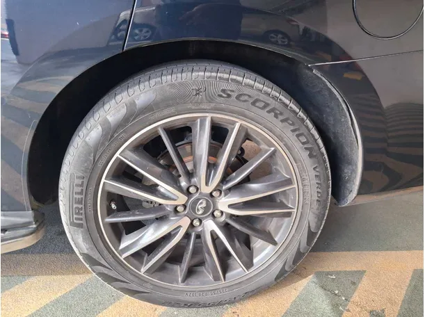 Car image 9