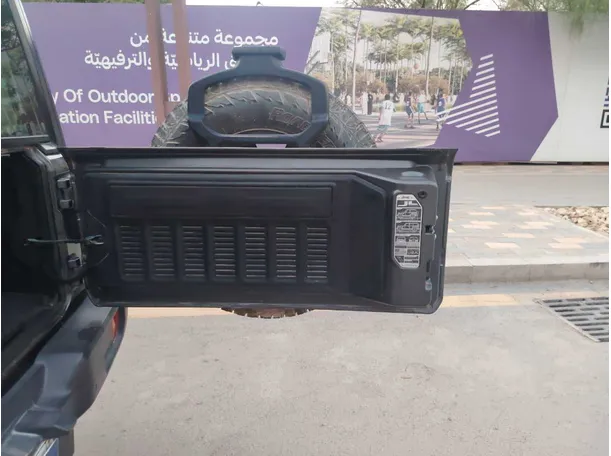 Car image 25