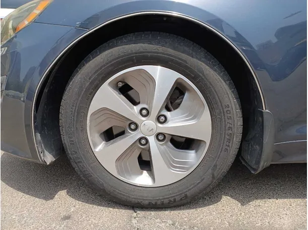 Car image 9