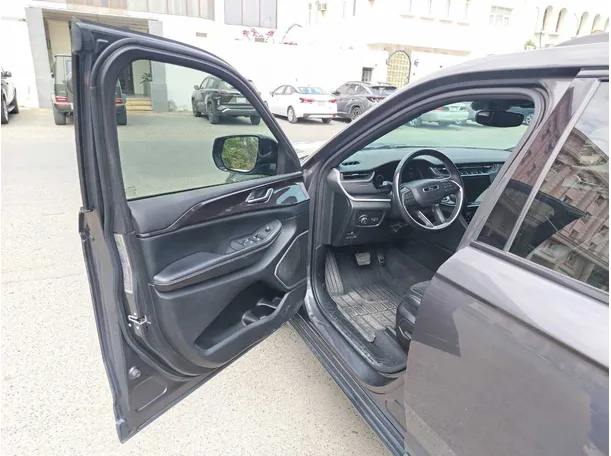 Car image 10