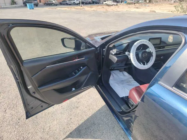 Car image 12