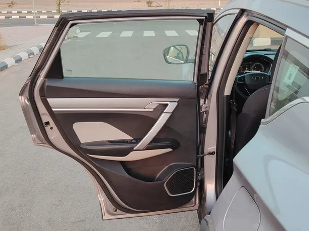 Car image 14